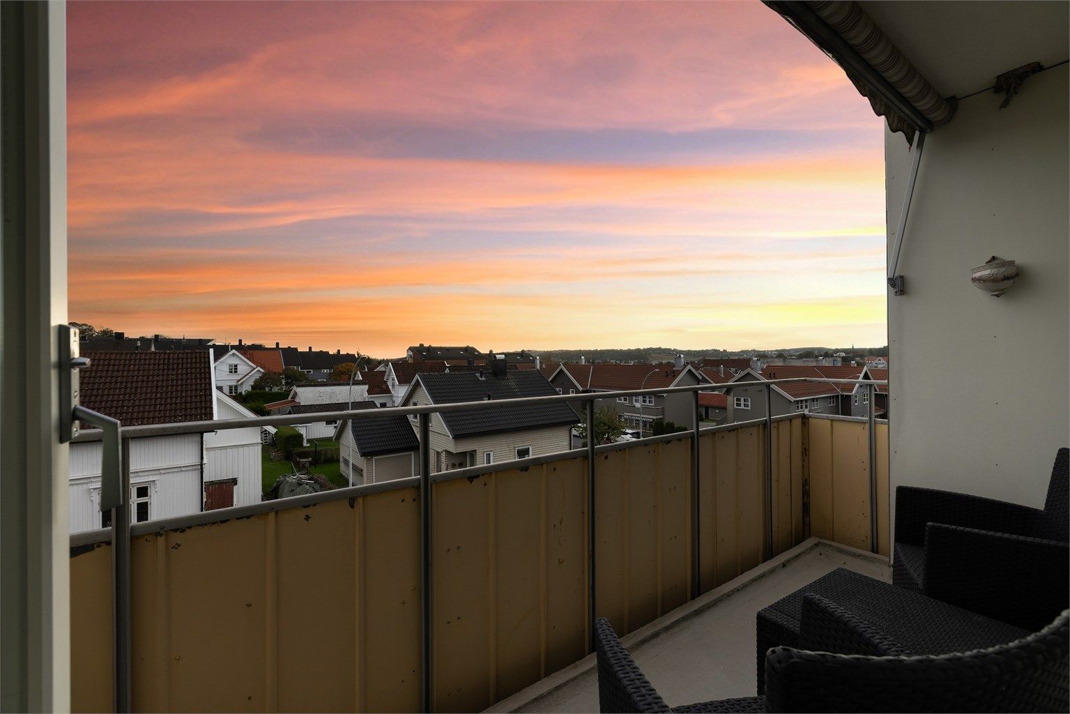 Leiligheten er gjennomgående i øverste etasje, med balkong mot syd-vest og flott utsikt i samme himmelretning.