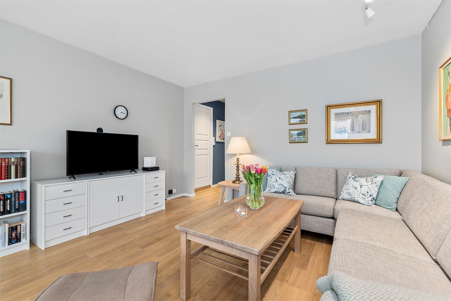 God plass til en egen TV-krok i stuen.