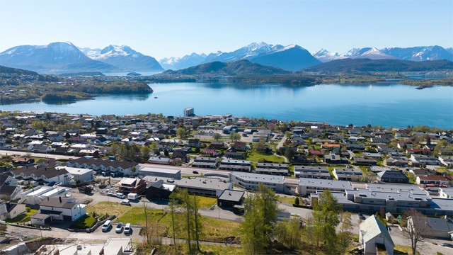 Området byr på nærhet til skoler, barnehager og Ålesund sykehus som ligger like vest for eiendommen
