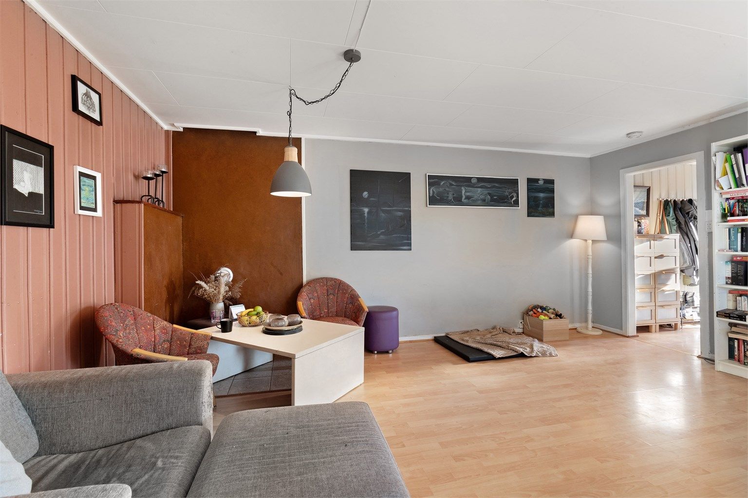 God plass til sofagruppe i stuen. 