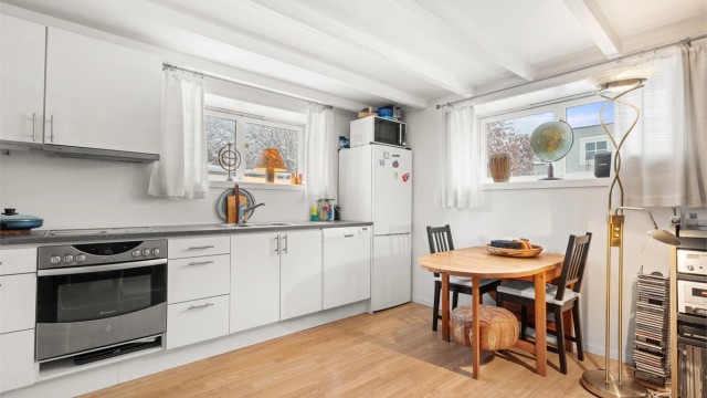 Kjellerstue med gulvvarme og åpen kjøkkenløsning