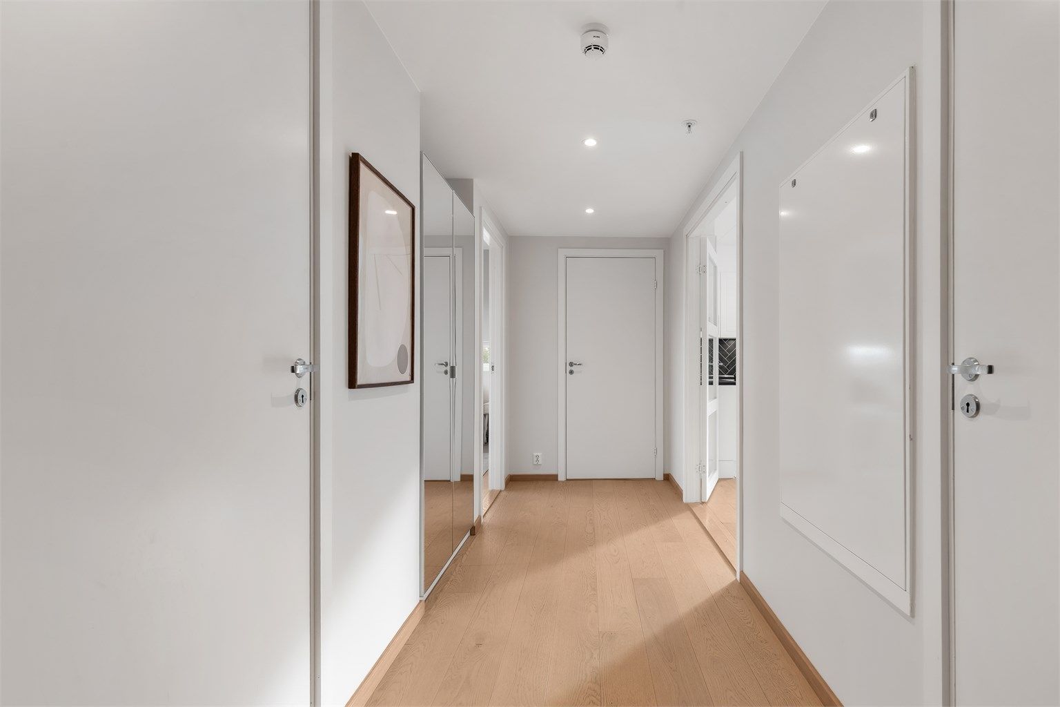 Romslig entré med plass til garderobeskap for oppbevaring av ytterklær og sko. Fra entreen kommer man videre til badet, begge soverommene, toalettrommet og stuen/kjøkkenet.