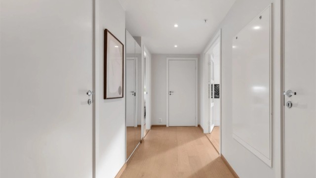 Romslig entré med plass til garderobeskap for oppbevaring av ytterklær og sko. Fra entreen kommer man videre til badet, begge soverommene, toalettrommet og stuen/kjøkkenet.