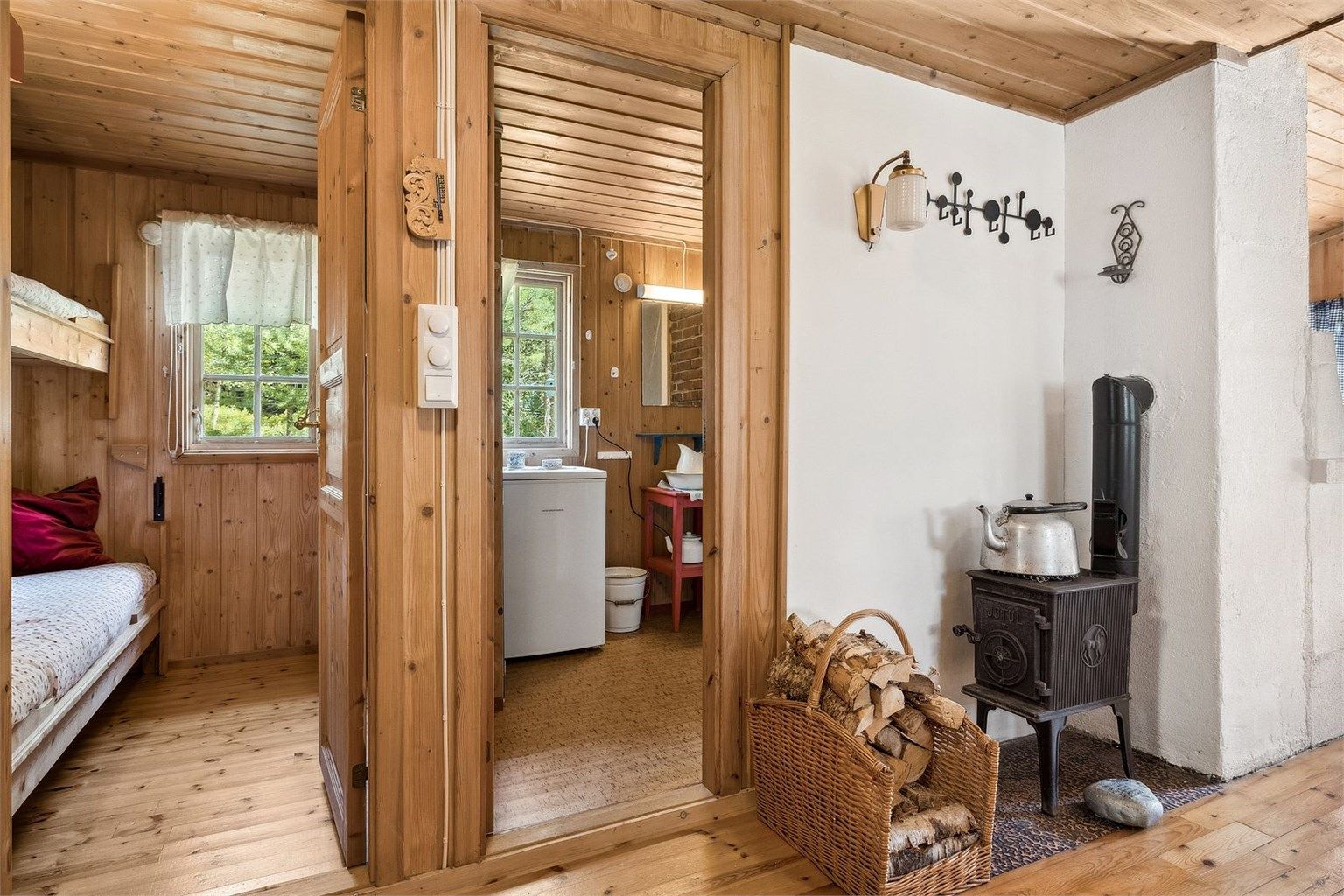 Vedovn som gir varme og muligheter for matlaging.