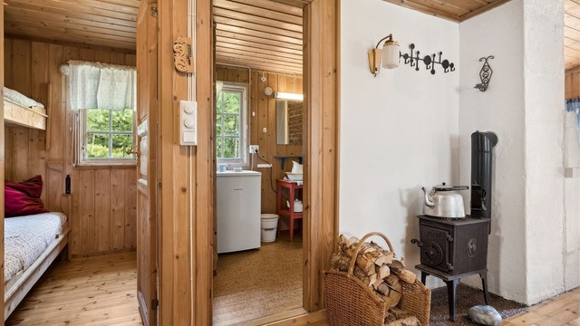 Vedovn som gir varme og muligheter for matlaging.