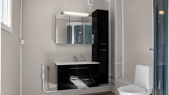 Badet i første etasje har dusjkabinett og opplegg for vaskemaskin.