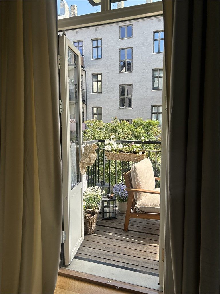 Herlig utsyn til rolig bakgård, her selgers bilde fra sommerhalvåret 