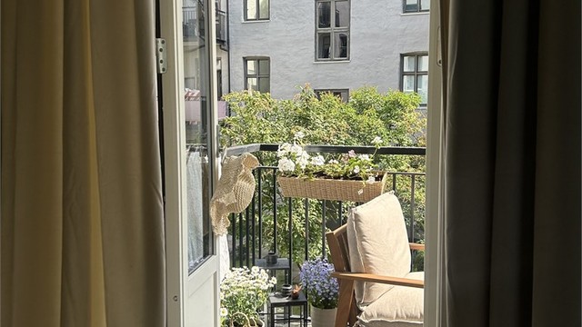 Herlig utsyn til rolig bakgård, her selgers bilde fra sommerhalvåret