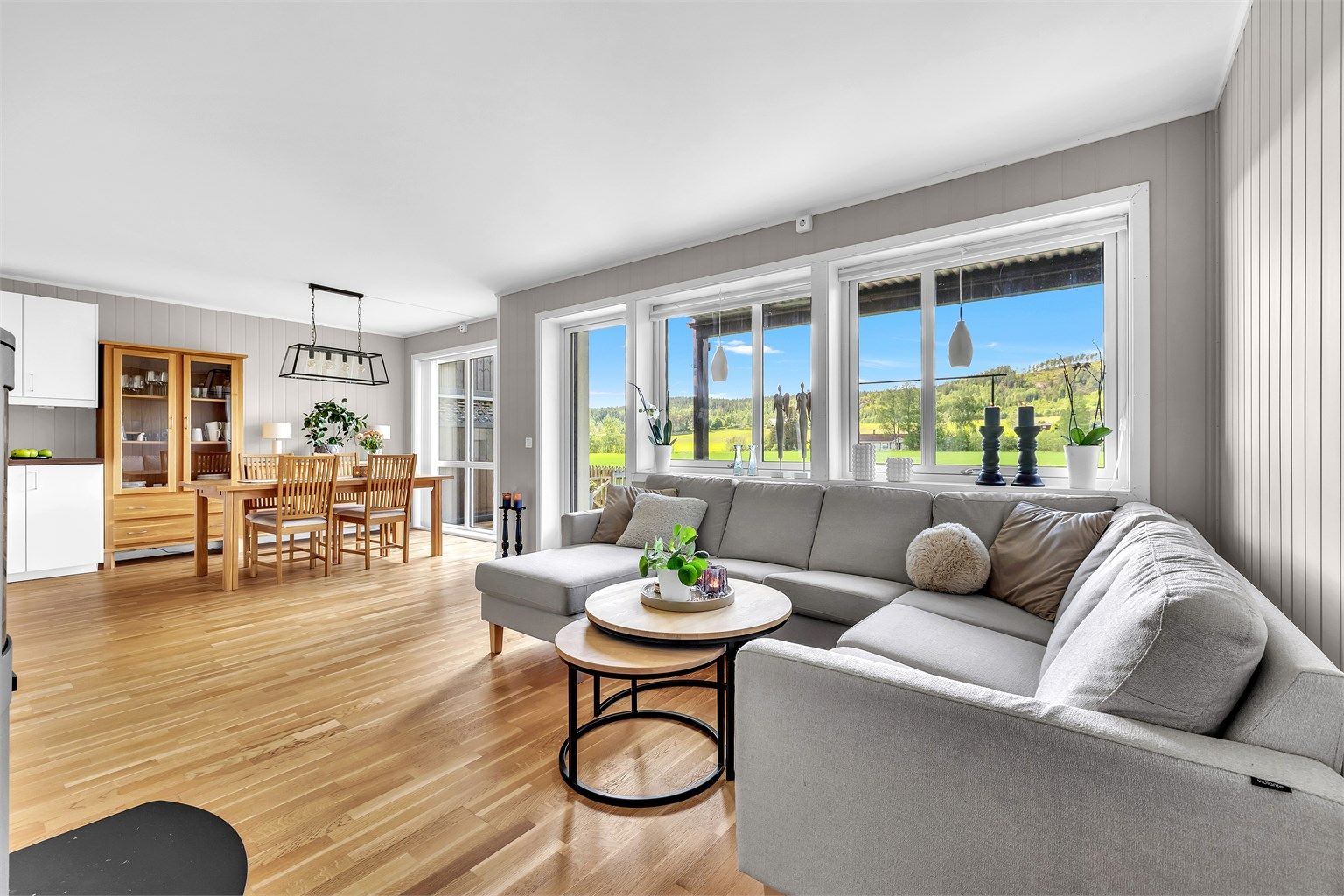 Leiligheten holder en god standard med parkett på alle gulv, bortsett fra bad og entrè. Bo i rolige omgivelser med terrasse vestvendt, og nyt gode solforhold.