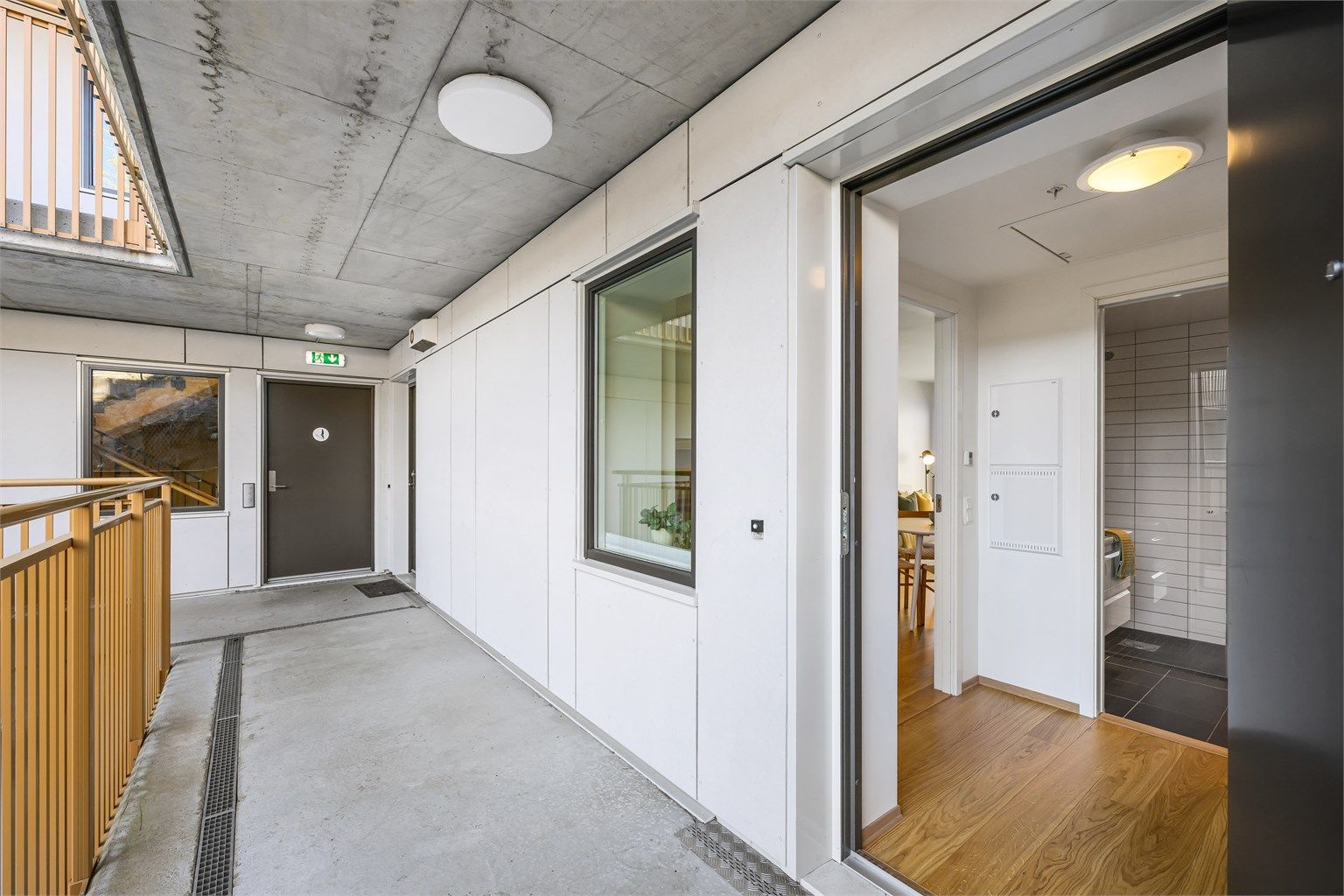 Adkomst til leiligheten er via felles trappeoppgang, med tilgang til heis