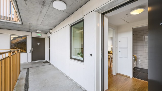 Adkomst til leiligheten er via felles trappeoppgang, med tilgang til heis