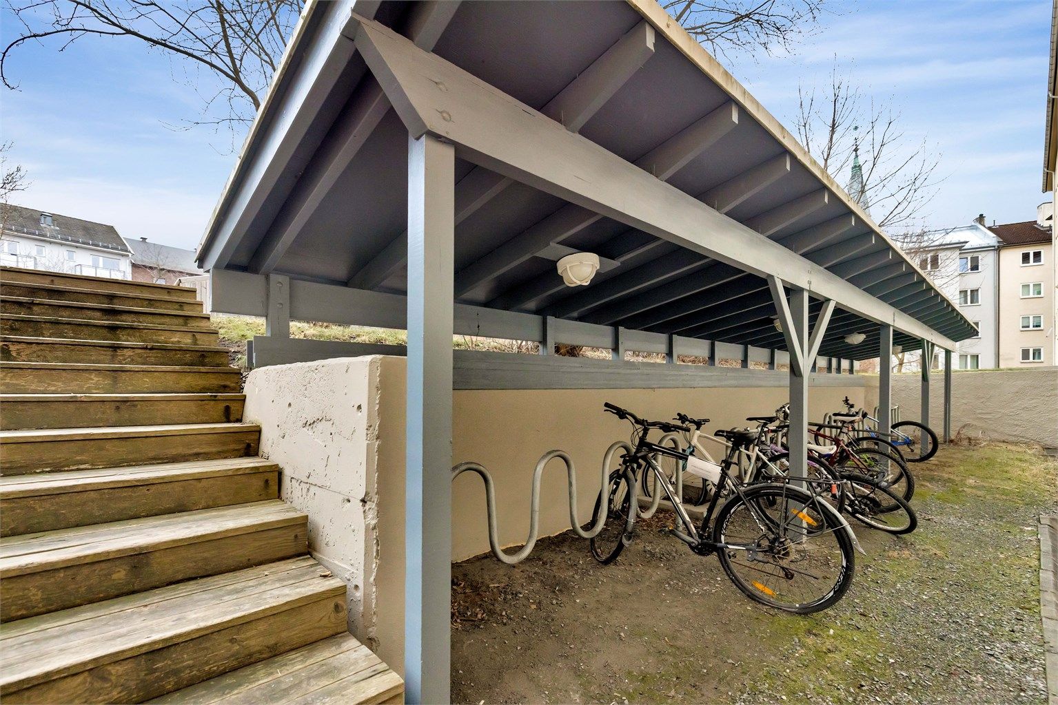 Leiligheten har tilgang til innvending og utvendig sykkelbod + fellesvaskeri.