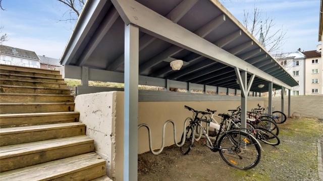 Leiligheten har tilgang til innvending og utvendig sykkelbod + fellesvaskeri.