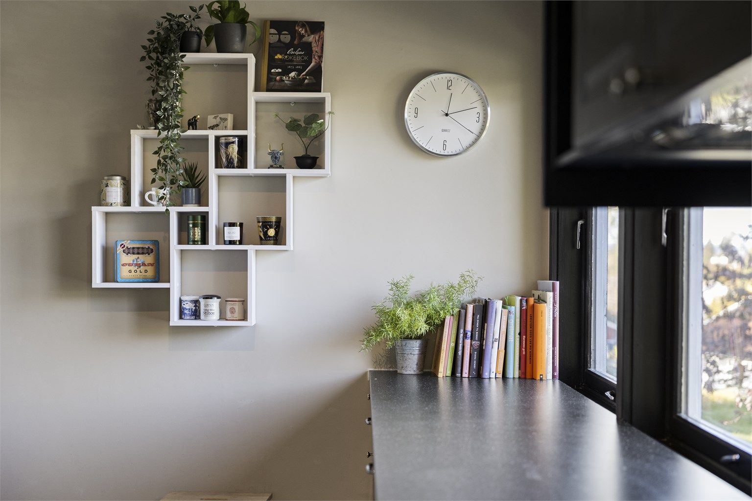 Gjennomtenkte detaljer og rikelig med arbeidsflater langs vindusrekken.