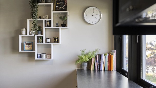 Gjennomtenkte detaljer og rikelig med arbeidsflater langs vindusrekken.