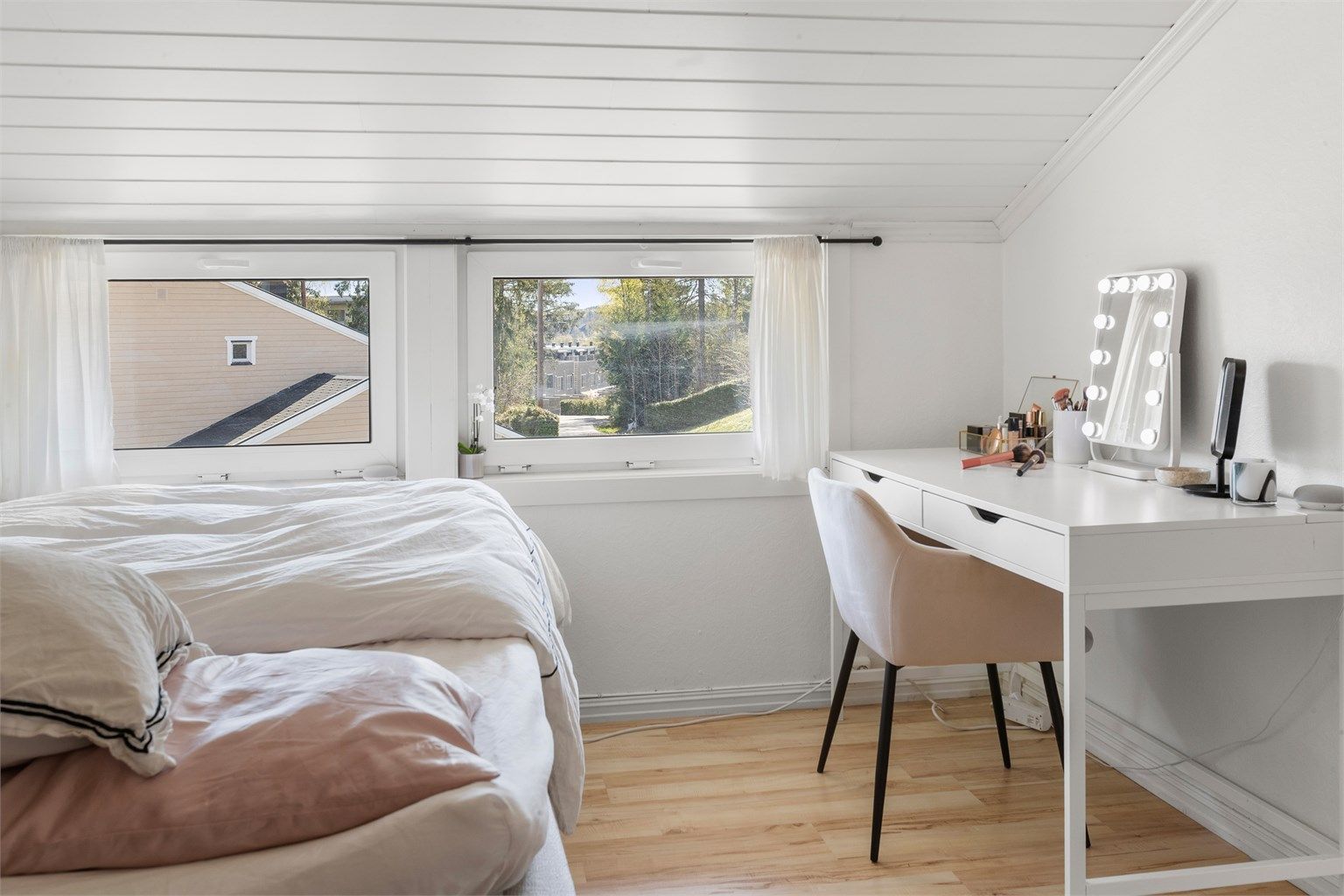 Panel i taket og laminat på gulvet.