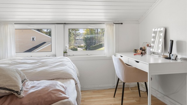 Panel i taket og laminat på gulvet.