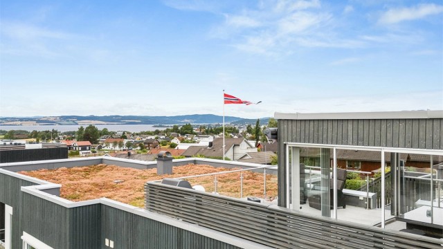 Takterrassen med flott utsikt Mjøsa og omkringliggende områder. Pent sedumstak på eget yttertak.