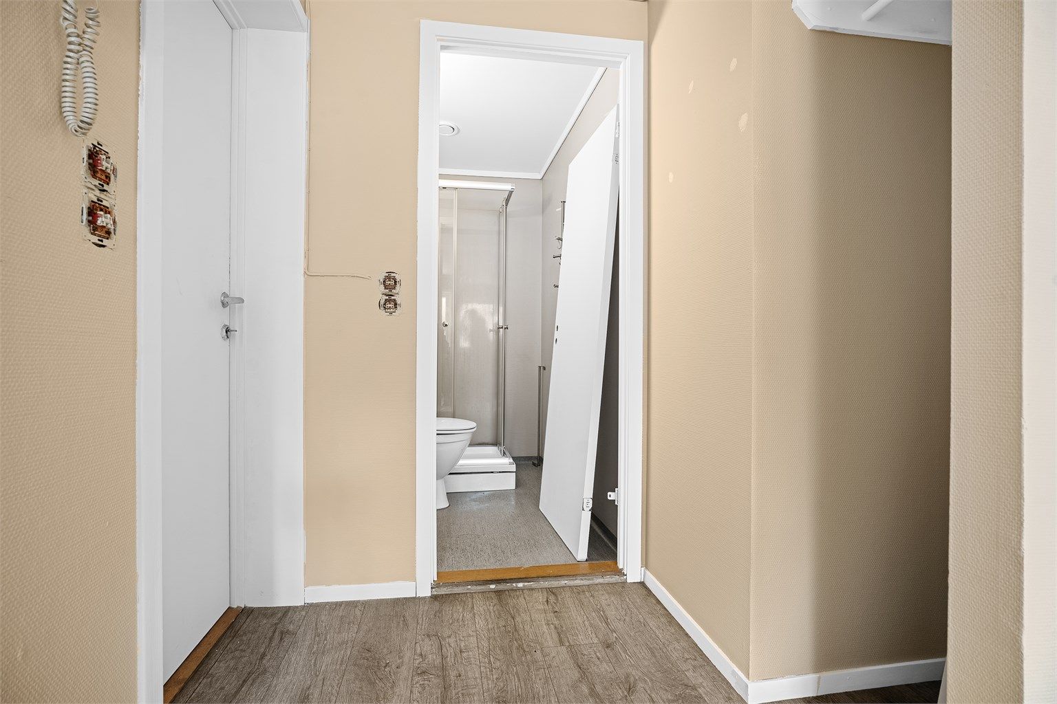 Fra gangen kommer du direkte inn til stue/kjøkken og bad