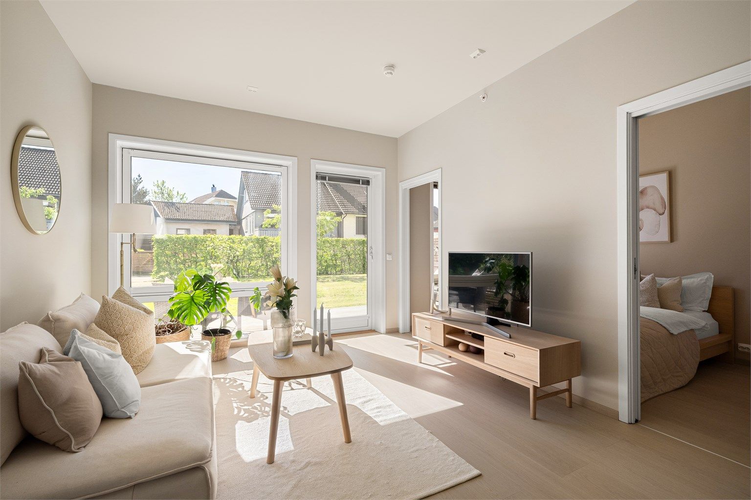 Store vindusflater kombinert med god takhøyde gir en svært behagelig romfølelse. 