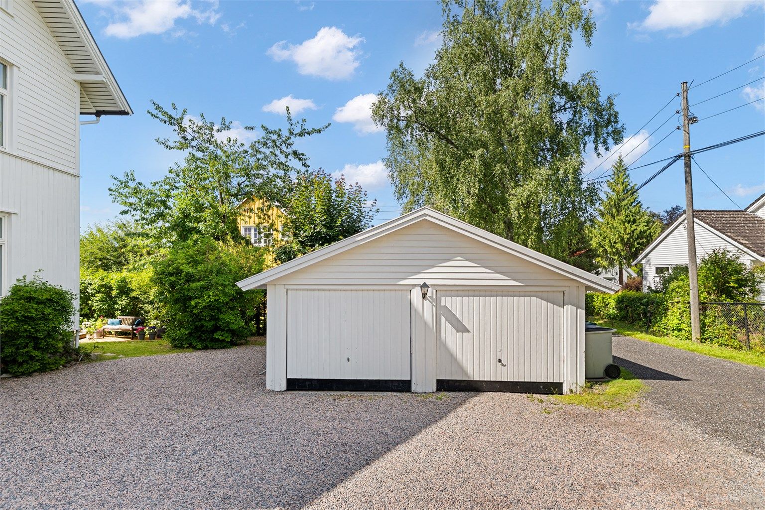 Leiligheten disponerer 1 garasjeplass og 1 utvendig biloppstillingsplass. Elbillader i garasjen som ble montert ny i 2024