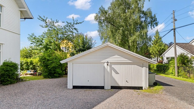 Leiligheten disponerer 1 garasjeplass og 1 utvendig biloppstillingsplass. Elbillader i garasjen som ble montert ny i 2024