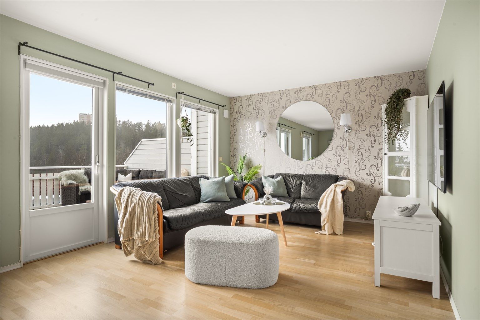 Velkommen til Skullerudbakken 26A. En innholdsrik og familievennlig rekkehusleilighet over to plan med to solrike uteplasser.