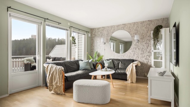 Velkommen til Skullerudbakken 26A. En innholdsrik og familievennlig rekkehusleilighet over to plan med to solrike uteplasser.