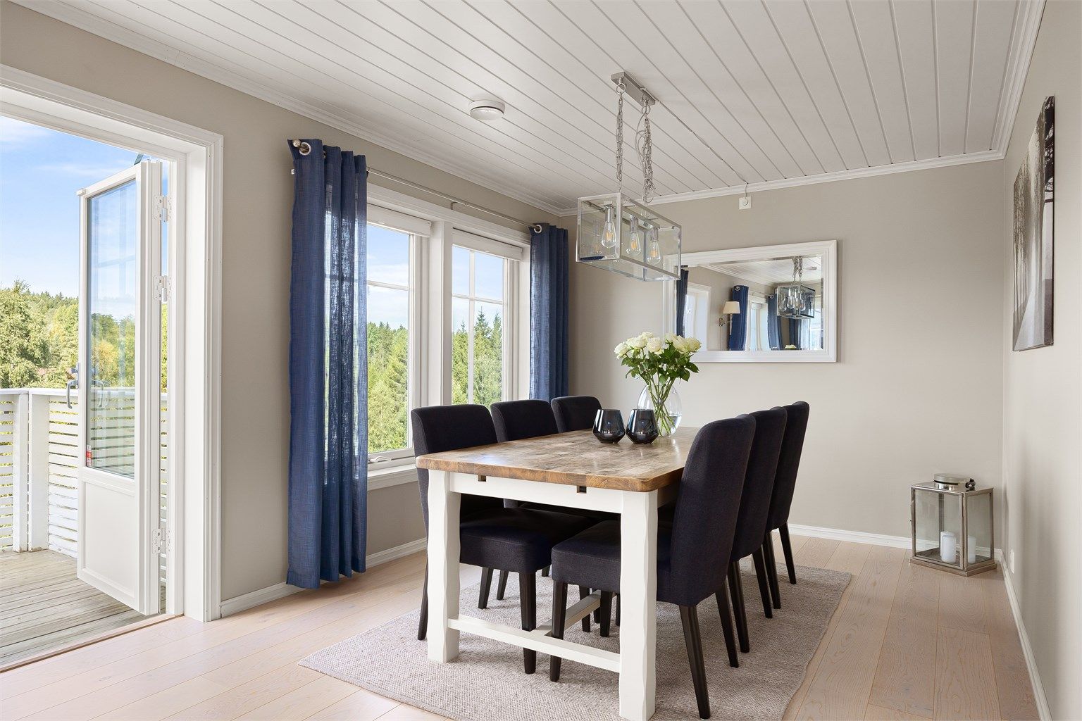 God plass til familie og venner rundt spisebordet 