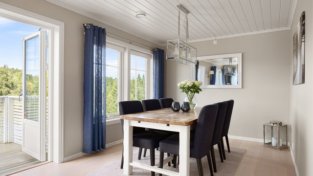 God plass til familie og venner rundt spisebordet