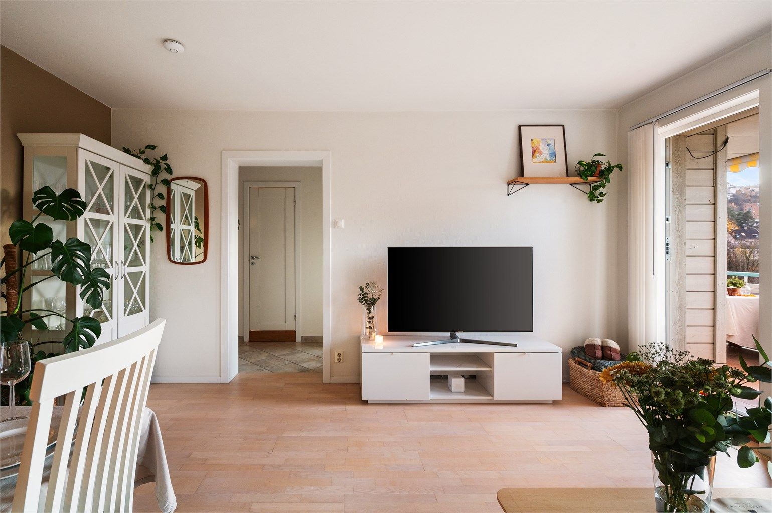 Stuen er romslig og kan følgelig enkelt innredes etter eget behov og personlig stil med en hyggelig sofagruppe og tilhørende salongbord.