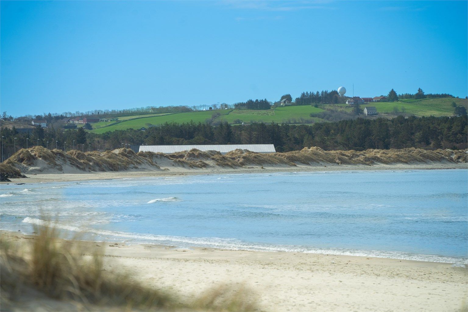 De anerkjente strendene som Solastranden ligger kun en kort kjøretur unna.