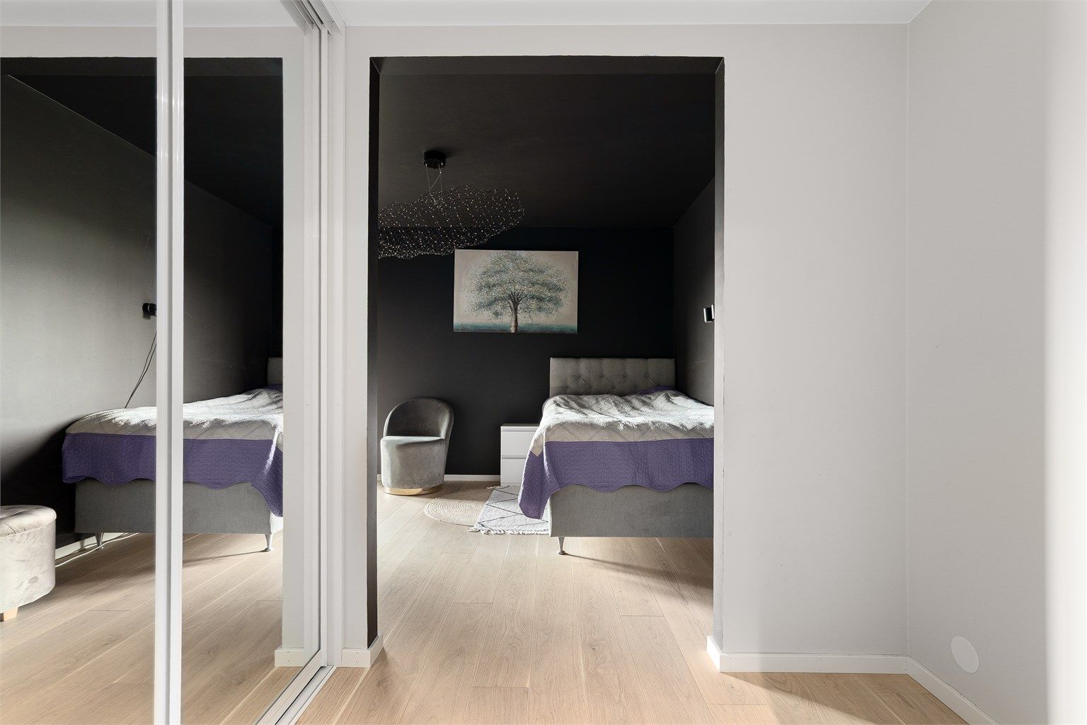 Skyvedørsgarderobe med helfigurspeil er allerede installert i omkledningsrommet hvor det også har plass til ytterligere innredning.