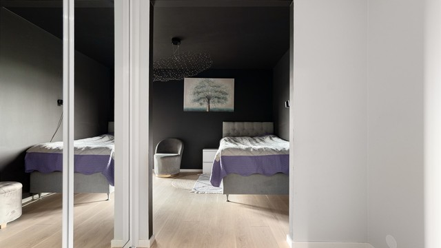 Skyvedørsgarderobe med helfigurspeil er allerede installert i omkledningsrommet hvor det også har plass til ytterligere innredning.