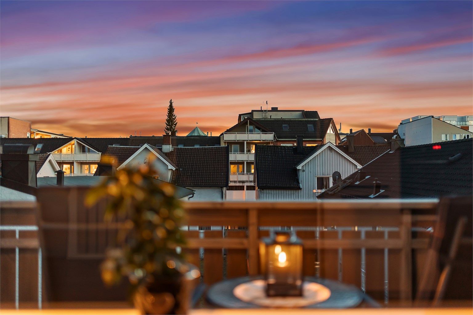 Leiligheten er høytliggende i byggets to øverste etasjer, orientert mot skjermet gårdsrom.