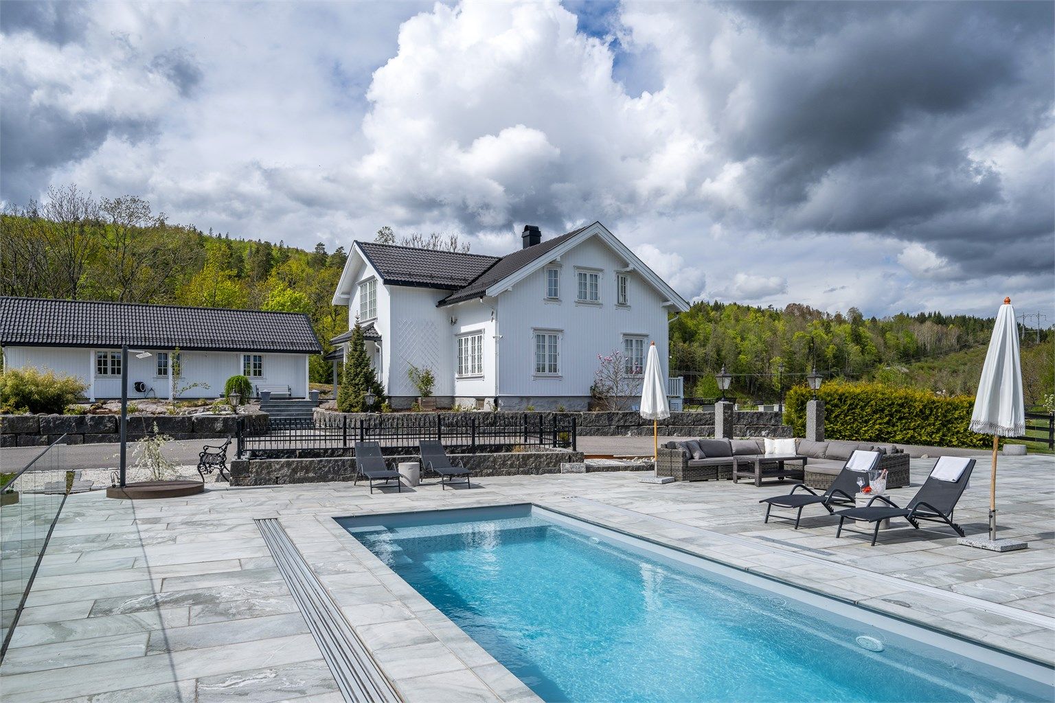 Det er etablert eget basseng, hvor solforholdene er svært gode og det er rikelig med plass til variert hagemøblement.