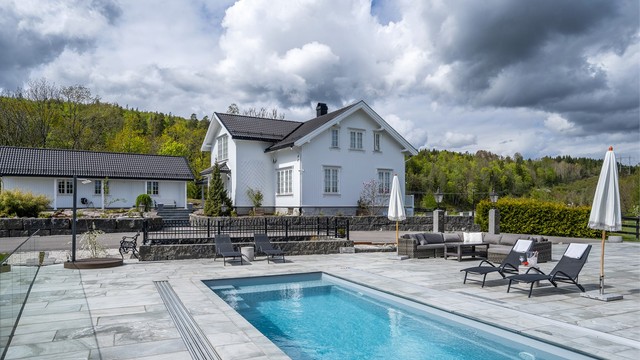 Det er etablert eget basseng, hvor solforholdene er svært gode og det er rikelig med plass til variert hagemøblement.