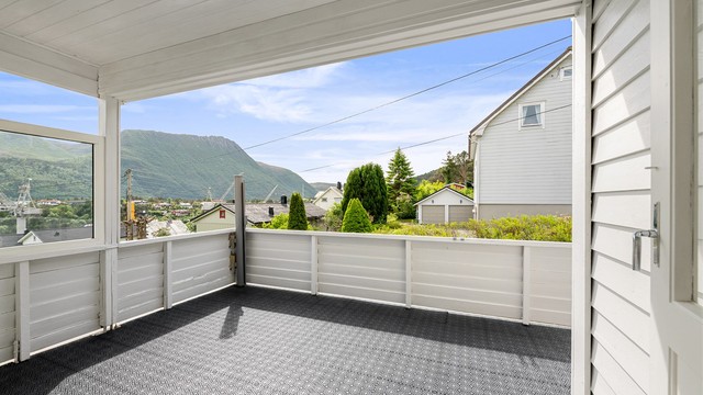 Den sørvendte terrassen er bygget i betongkonstruksjon med rekkverk av tre.