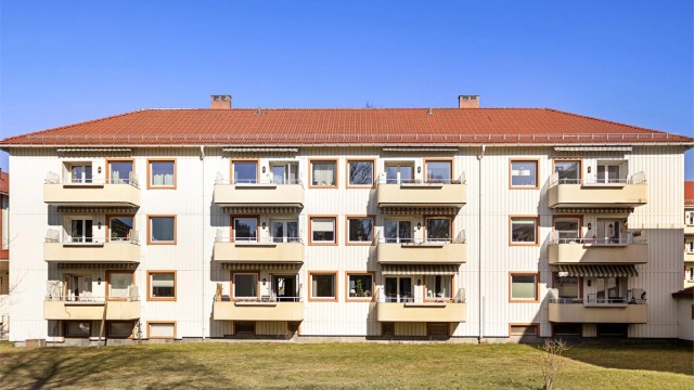 Leiligheten ligger i en klassisk boligblokk fra 1951, i et veletablert og rolig borettslag.