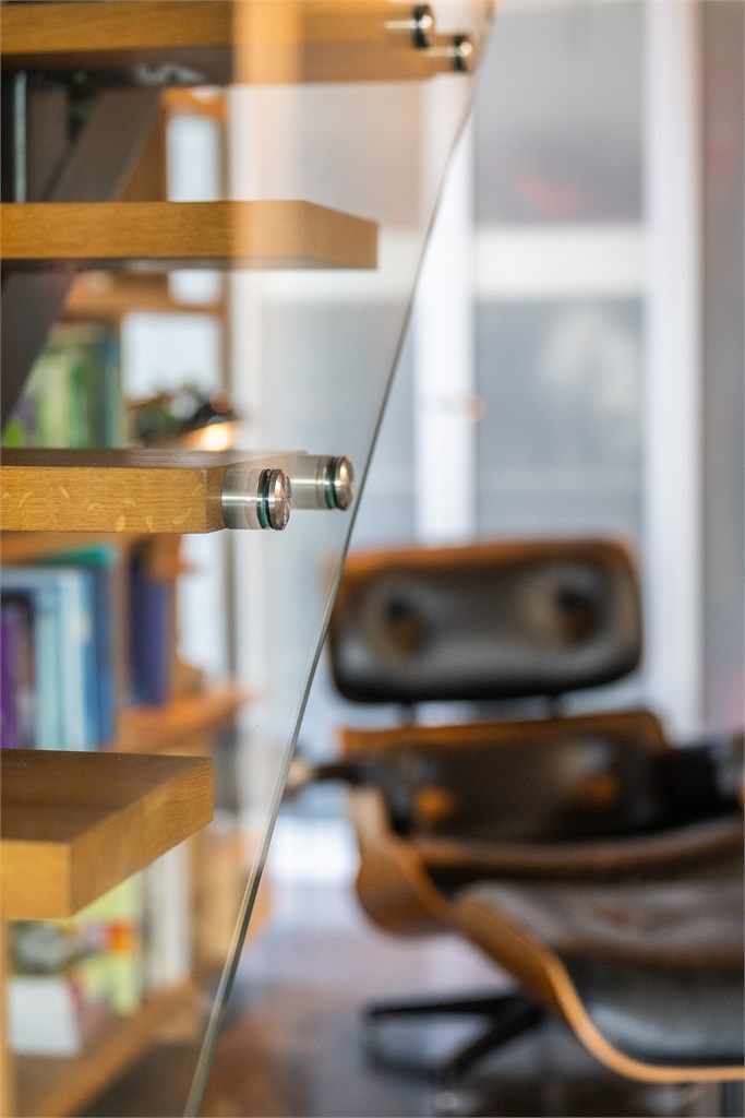 Detaljene er gjennomførte, med innfesting av glassrekkverket som en del av designet.