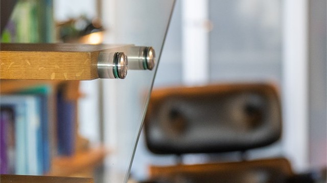 Detaljene er gjennomførte, med innfesting av glassrekkverket som en del av designet.