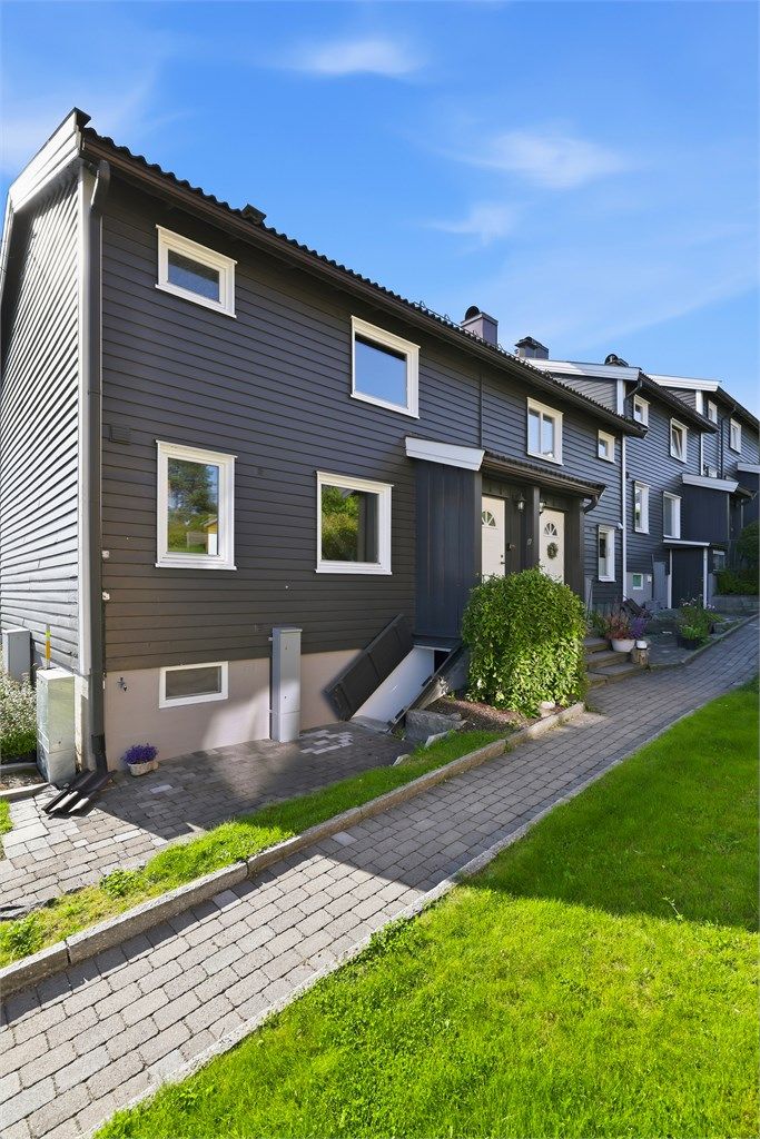 Gangvei langs siden av huset leder til inngangspartiet. Her er det felles kjellernedgang utenfra for 76A og 76B.