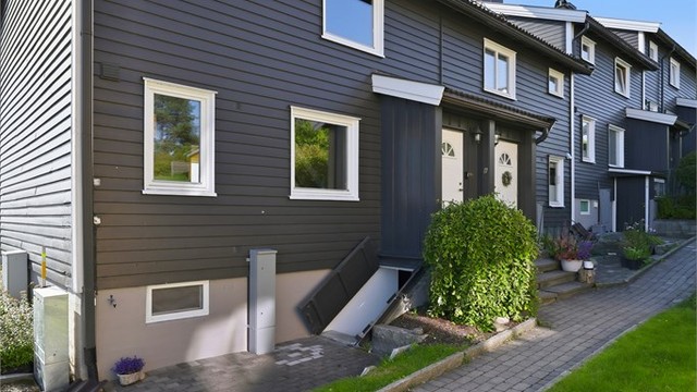 Gangvei langs siden av huset leder til inngangspartiet. Her er det felles kjellernedgang utenfra for 76A og 76B.