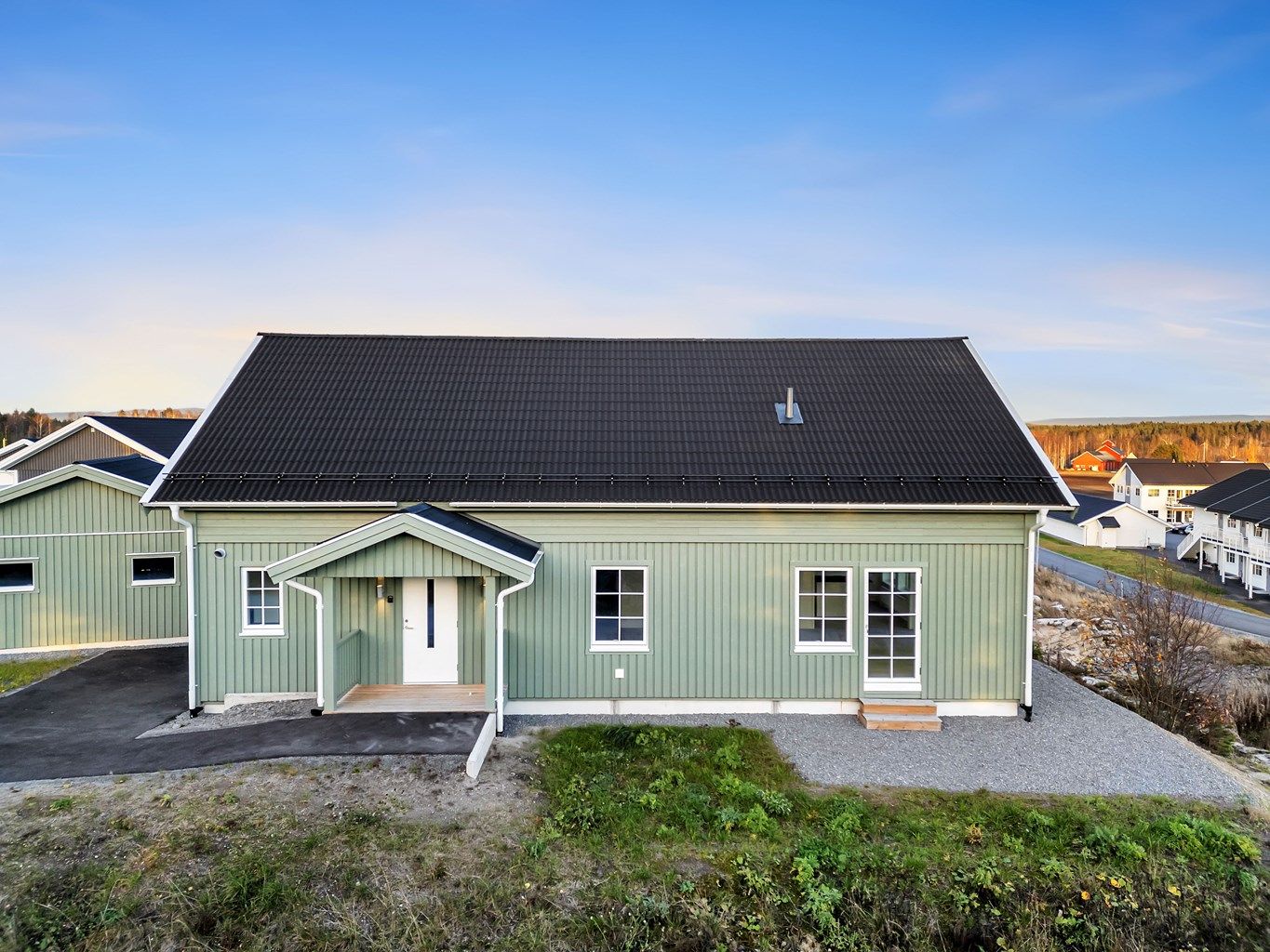 "Fanny" er en flott husmodell, beliggende på det nye boligfeltet Bjertnestunet. Huset leveres med to soverom, hvorav hovedsoverommet har eget walk-in-closet og toalett.