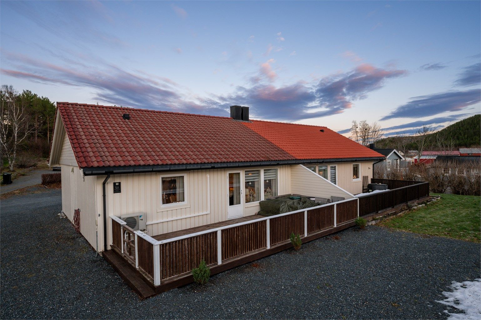 Velkommen til Petter Jakobsens vei 5A - og denne innholdsrike halvparten beliggende i et rolig og barnevennlig område i Lysøysundet! Foto: Harald Wanvik