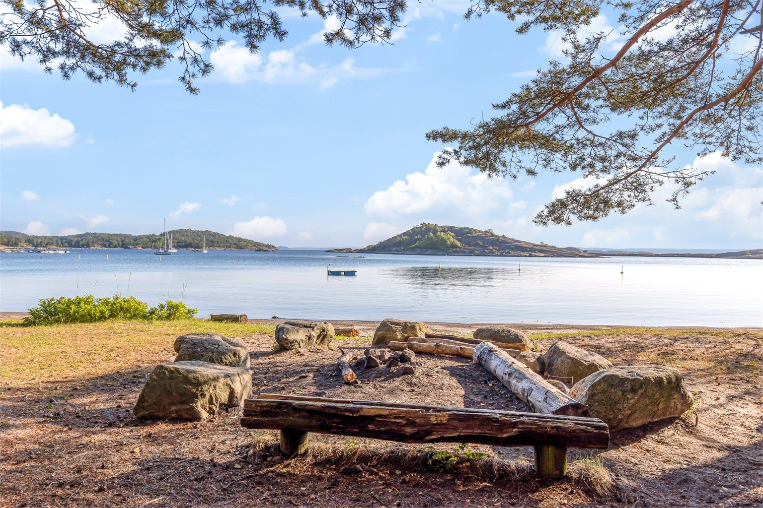 Flotte og barnevennlige forhold, samt et fint sted for telting og brettsurfing