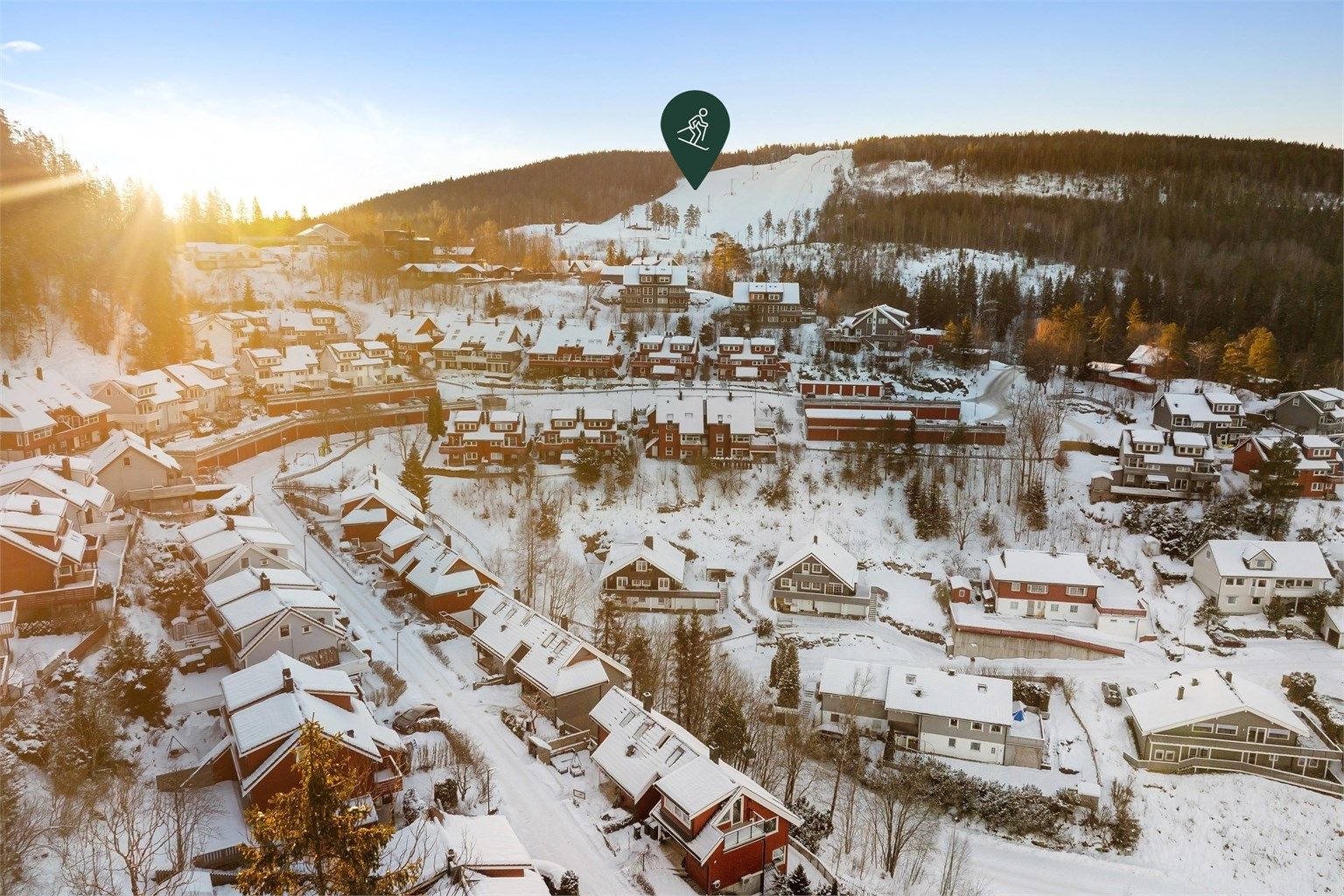 I nærområdet er det slalåmbakke og gode muligheter for ski og skøyter - På feltet er det flere lekeplasser for de små barna
