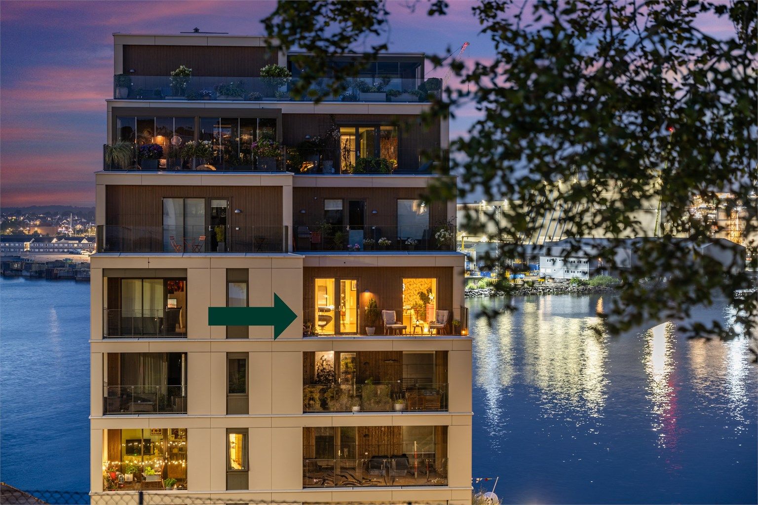 Tjuvholmveien 56B, er en meget flott og romslig 3-roms selveierleilighet på hele 101 kvm, med nydelig sjøutsikt, stor sørvest-vendt balkong, gode solforhold og kort vei til Stavanger sentrum og Tasta. 