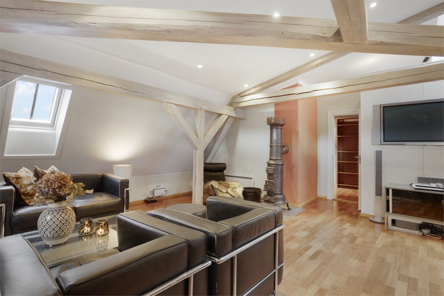 Leiligheten er gjennomgående lys og luftig med utstrakte vindusflater som siker rikelig med naturlig dagslys. 