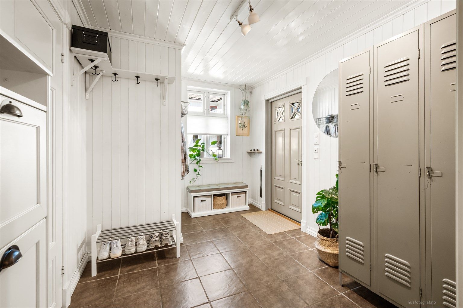 Innbydende entré med flislagt gulv og gulvvarme.